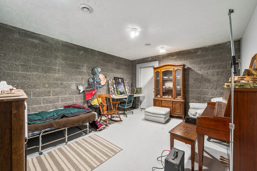 More Photos Of 18470 195th ave, Big Rapids Office For Sale