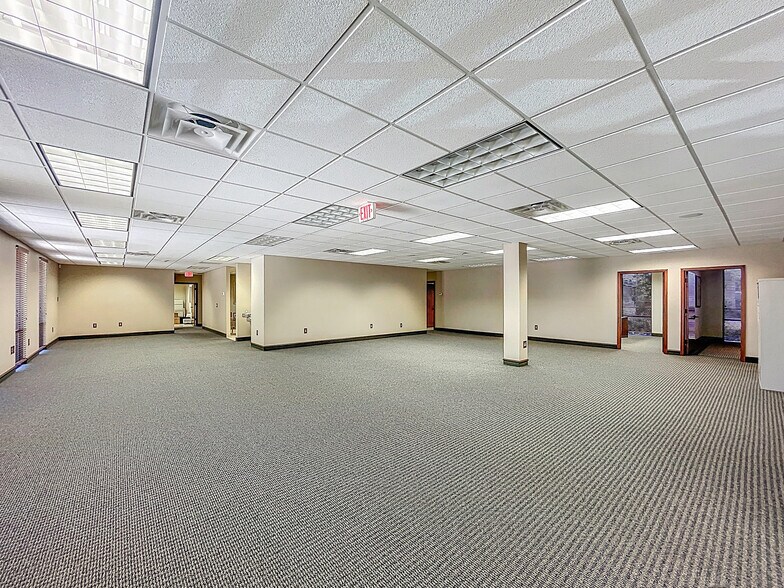 More Photos Of 5421 N 59th St, Tampa Office For Sale