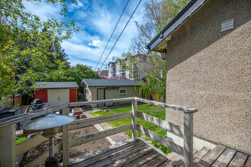 More Photos Of 313 Ross Av, Cochrane Medical For Sale