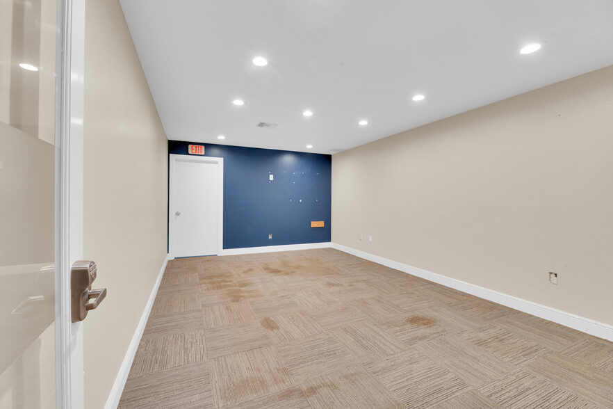 More Photos Of 224 NE 32nd Ct, Oakland Park Warehouse For Lease