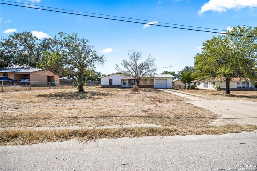 More Photos Of 19239 McDonald St, Lytle Land For Sale