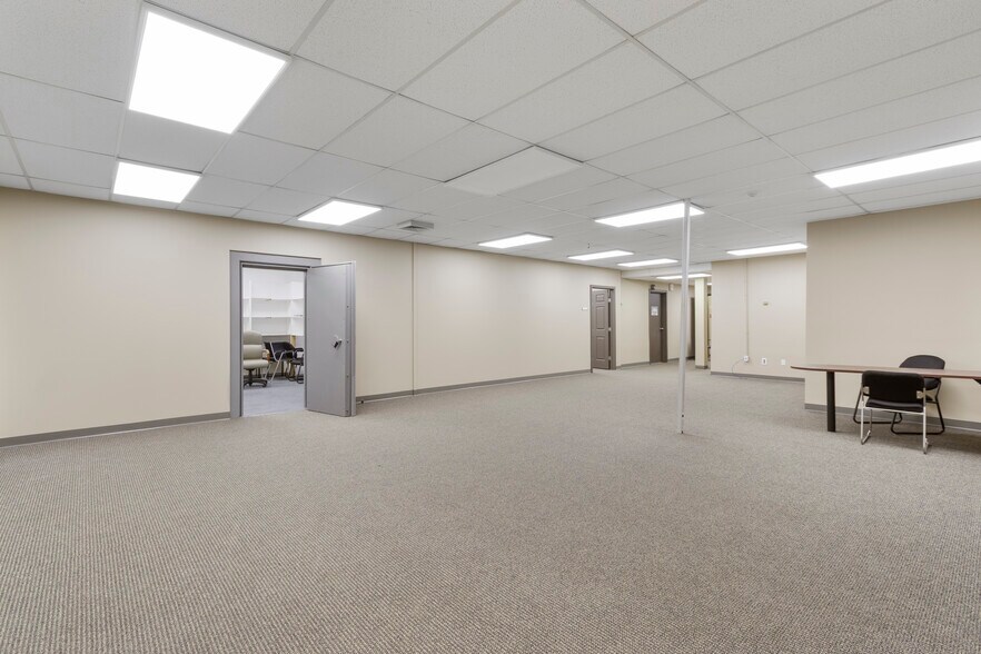 More Photos Of 5516 Industrial Rd, Rocky Rapids Office For Lease