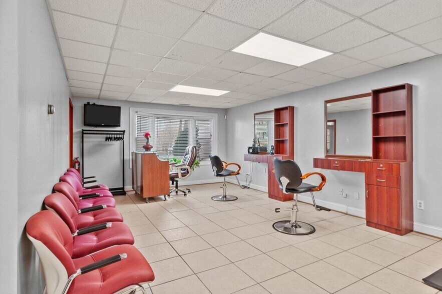 More Photos Of 1211-1221 Mall Dr, Richmond Office For Lease