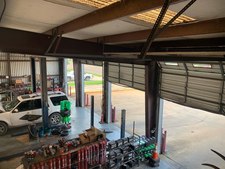 More Photos Of 200 Daniel Moore St, Portland Auto Repair For Sale