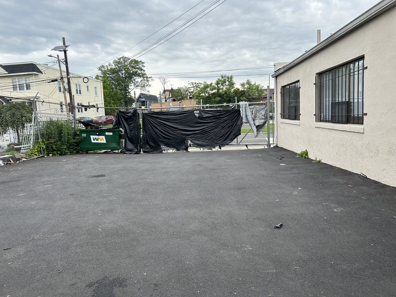 More Photos Of 267-275 Coit St, Irvington Warehouse For Lease