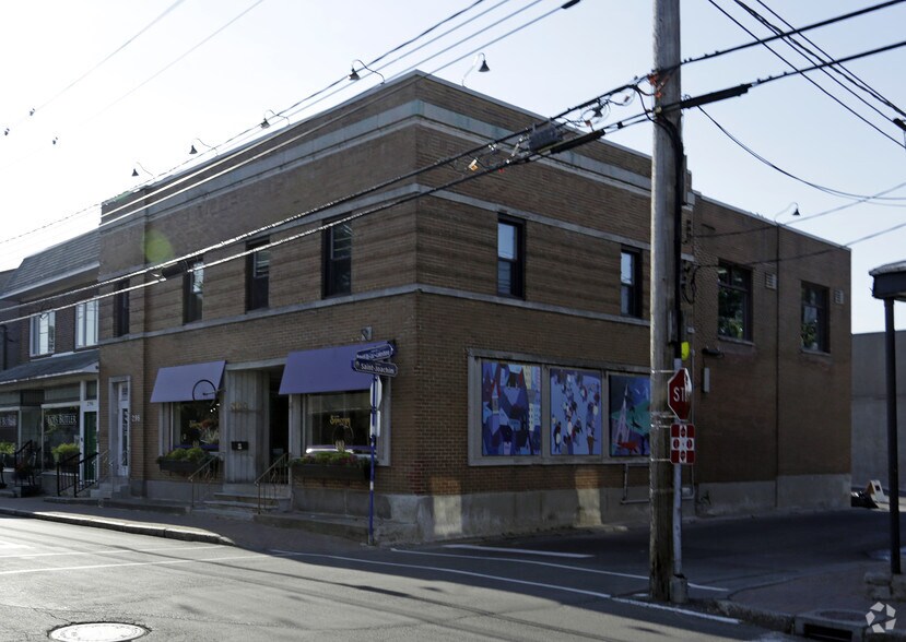More Photos Of 298-300 Ch du Bord-du-Lac-Lakeshore, Pointe-claire Storefront For Lease