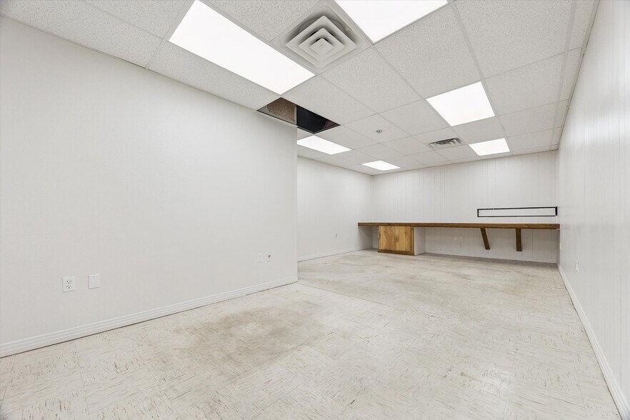 More Photos Of 5423 Jackwood Dr, San Antonio Warehouse For Lease