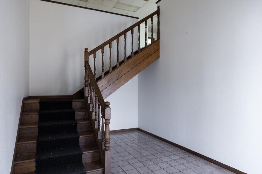 More Photos Of 321 NE Wilson St, Minneapolis Light Distribution For Lease