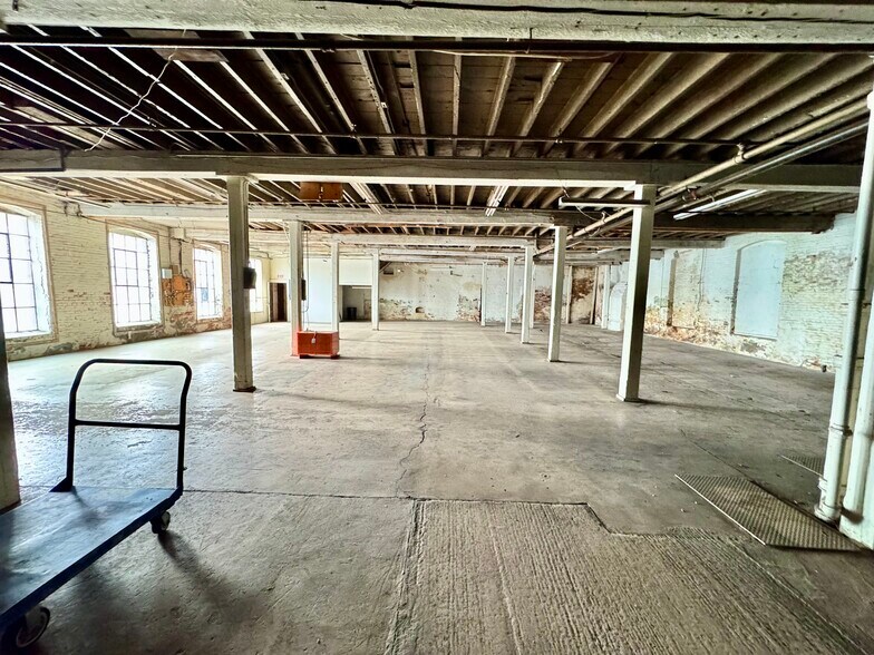 More Photos Of 133 Gold St, Worcester Warehouse For Lease