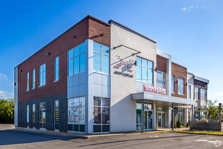 More Photos Of 450 Boul Brassard, Chambly Storefront Retail Office For Lease