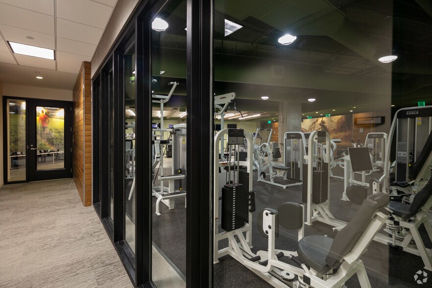 More Photos Of 2 Ravinia Dr, Atlanta Office For Lease