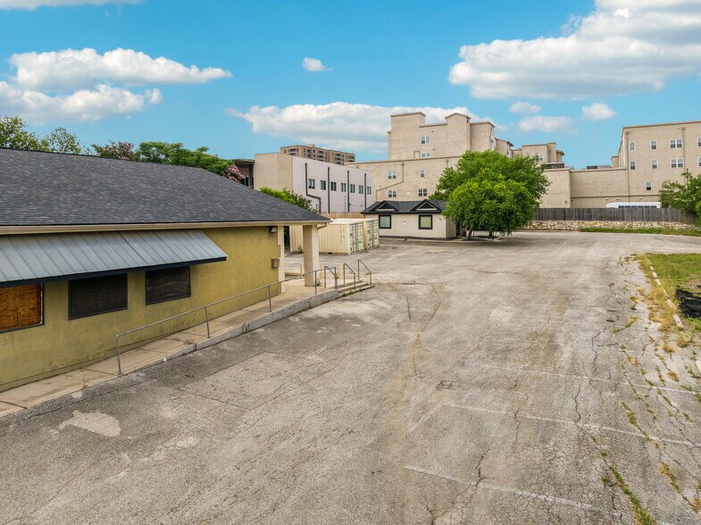 More Photos Of 202 W Sunset Rd, San Antonio Freestanding For Sale