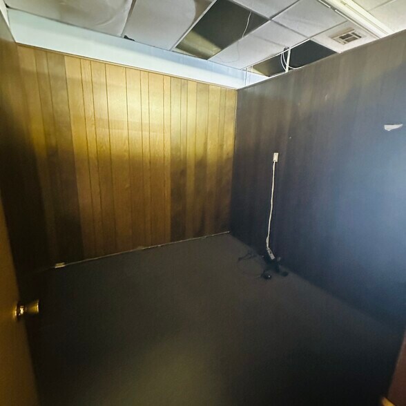 More Photos Of 106 S Broadway St, Cleveland Storefront For Sale