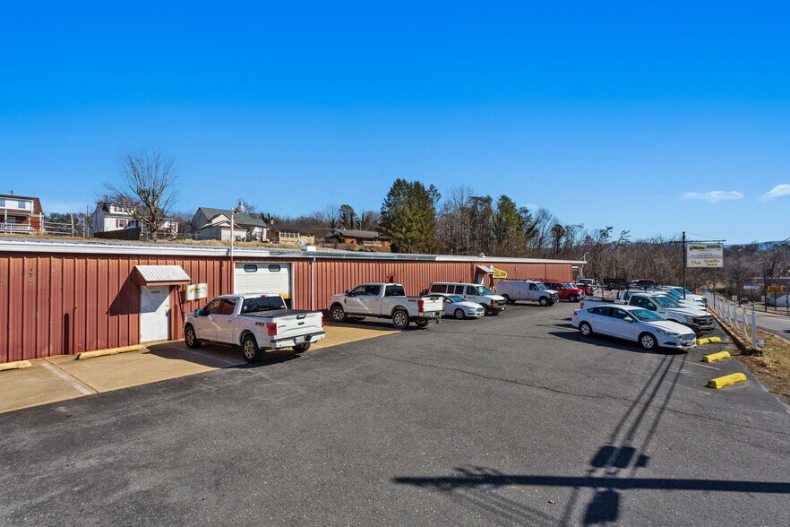 More Photos Of 710 4th St, Shenandoah Warehouse For Sale