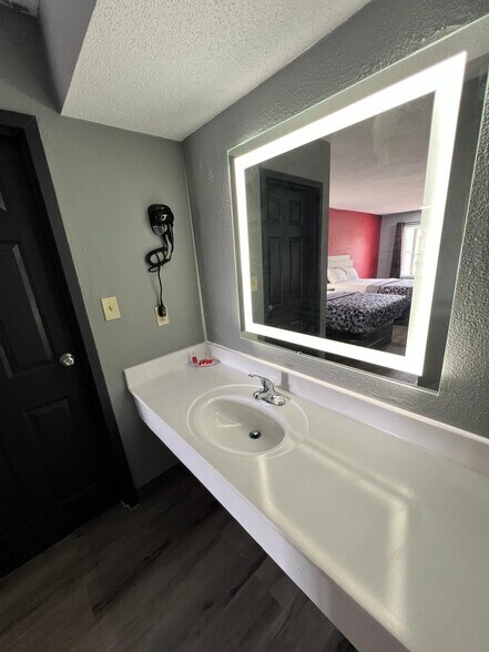 More Photos Of 110 Independence Ave, Kennett Hotel For Sale