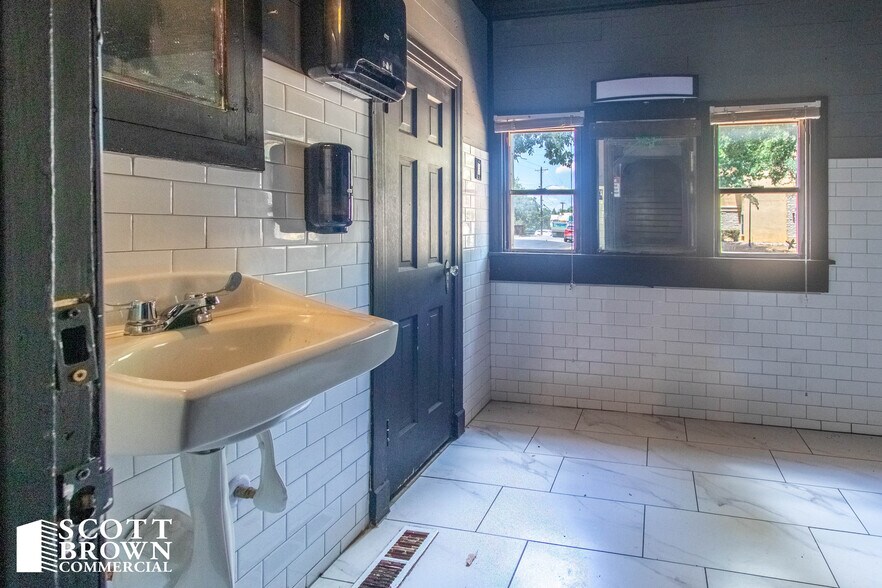 More Photos Of 424 Bryan St, Denton Restaurant For Sale