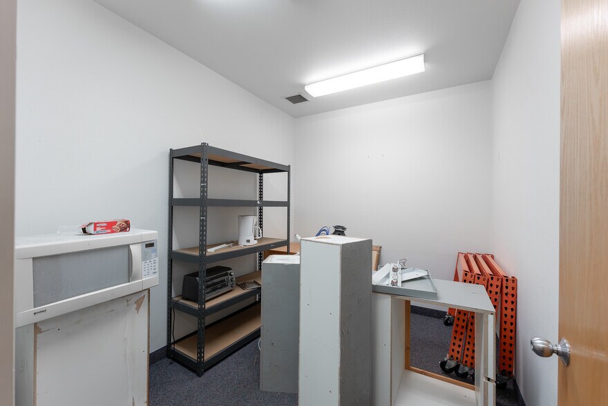 More Photos Of 2665 Glendale Valley Rd, Glendale Office For Sale