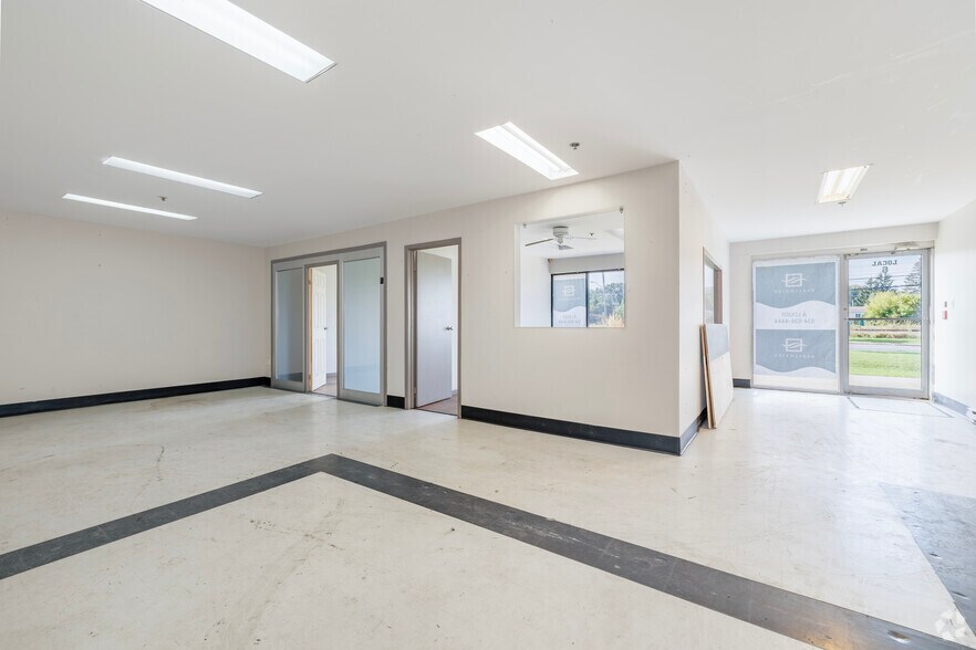 More Photos Of 4800 Boul Kimber, Longueuil Warehouse For Lease