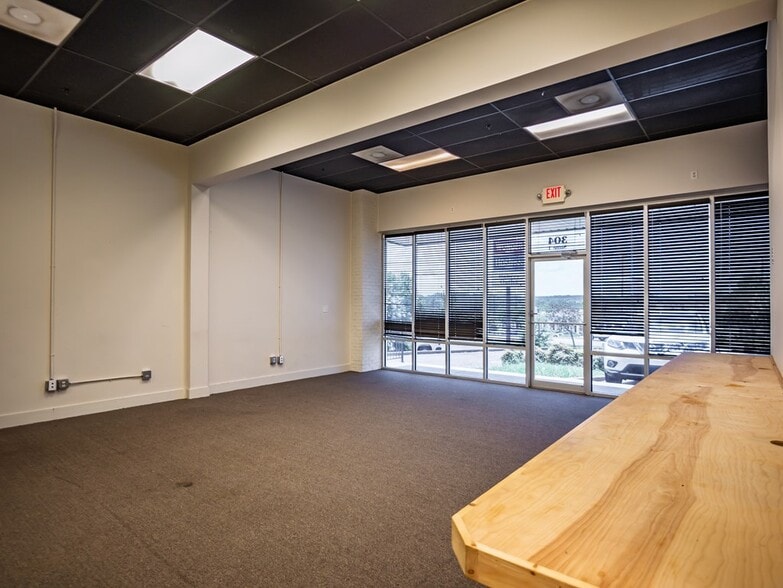 More Photos Of 304 Heritage Dr, Oxford General Retail For Sale