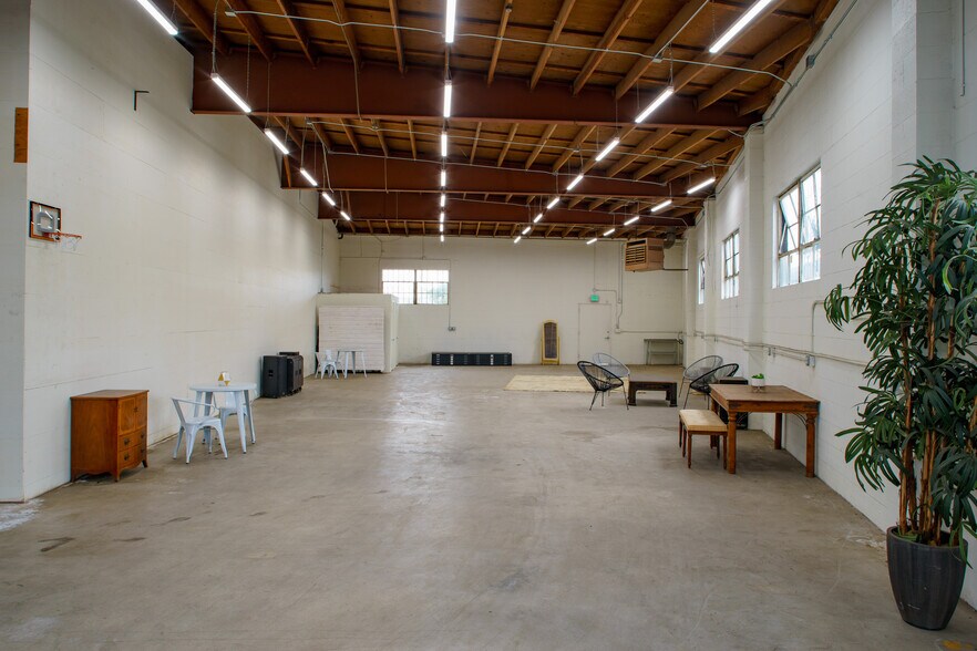 More Photos Of 3641-3645 10th Ave, Los Angeles Showroom For Lease