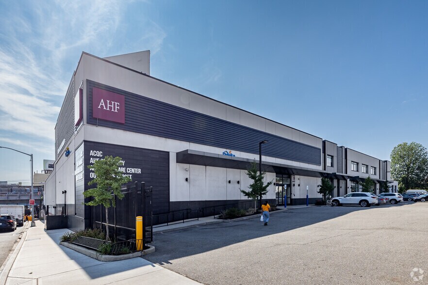 Primary Photo Of 91-30 Van Wyck Expwy, Jamaica Freestanding For Lease