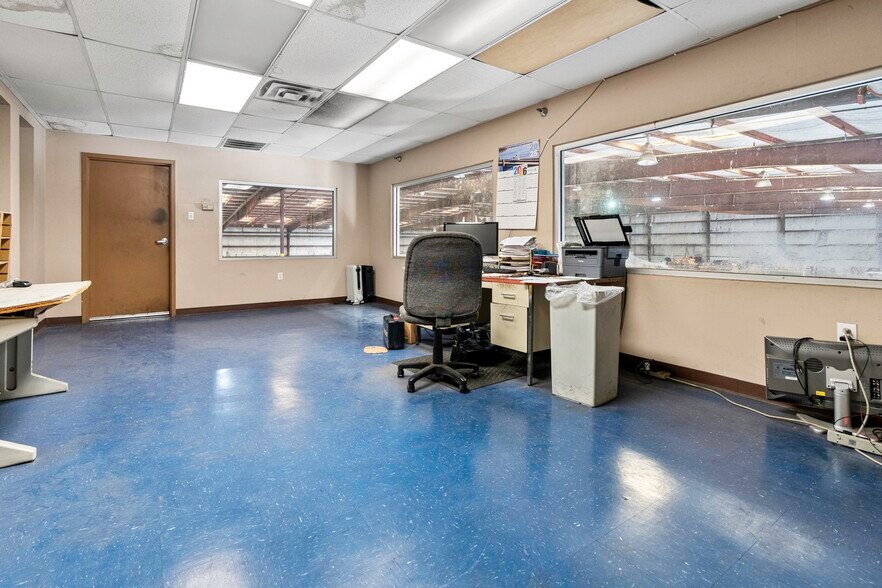 More Photos Of 1925 Industrial Blvd, Harvey Warehouse For Sale
