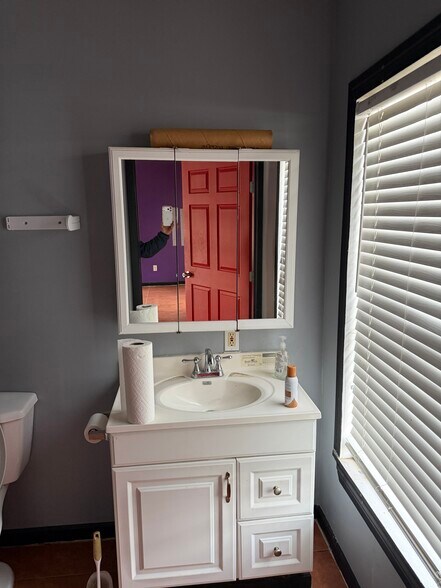More Photos Of 1002 College St, Bastrop Freestanding For Lease
