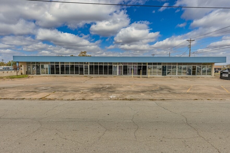 More Photos Of 2602-2606 Jones St, Greenville Freestanding For Sale