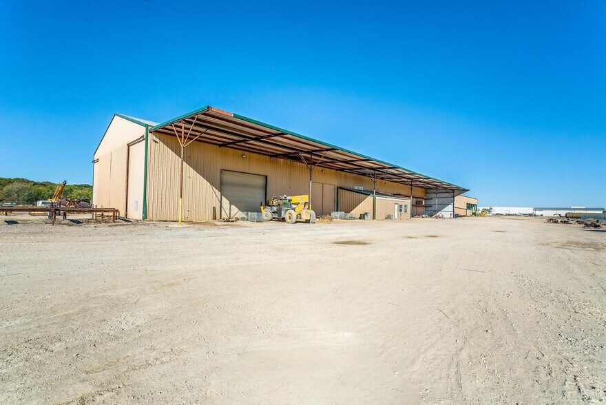 More Photos Of 520 Tradeway Dr, Mineral Wells Warehouse For Sale