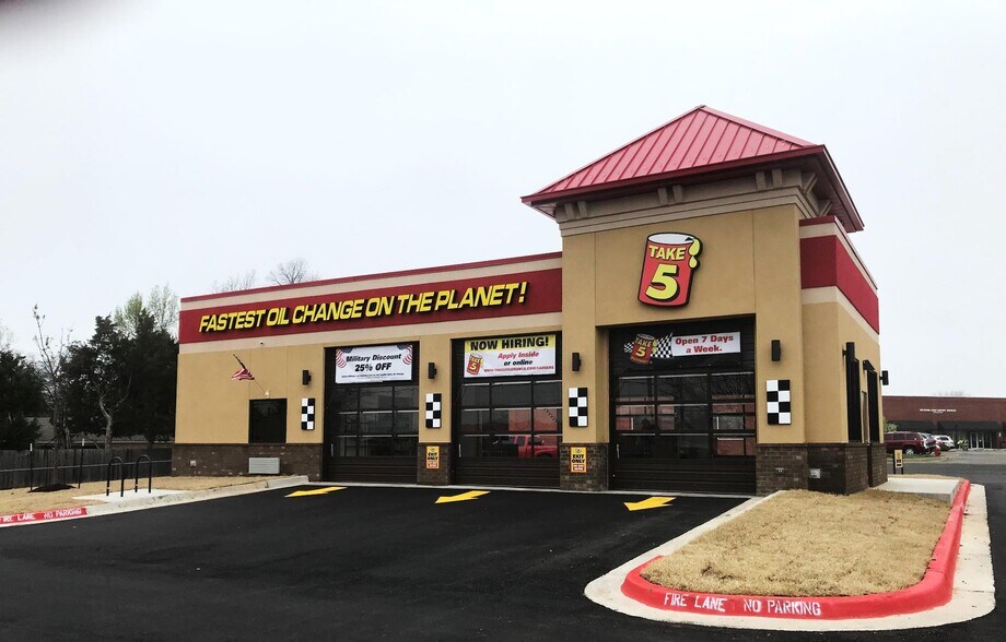 Primary Photo Of 3810 Lamar Ave, Paris Auto Repair For Sale