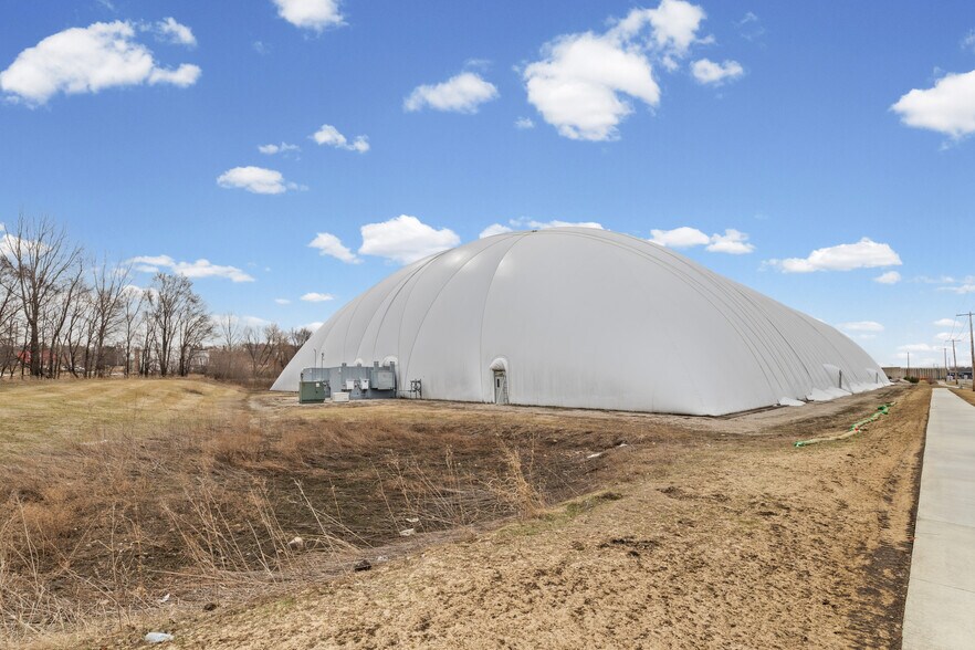 More Photos Of 901 Cannon Rd S, Dundas Sports And Entertainment For Sale