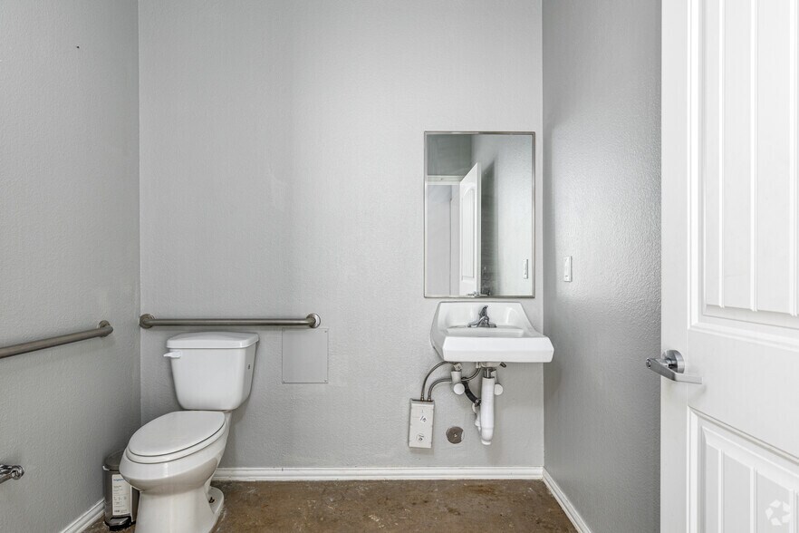 More Photos Of 207 King Rd, Frisco Warehouse For Lease