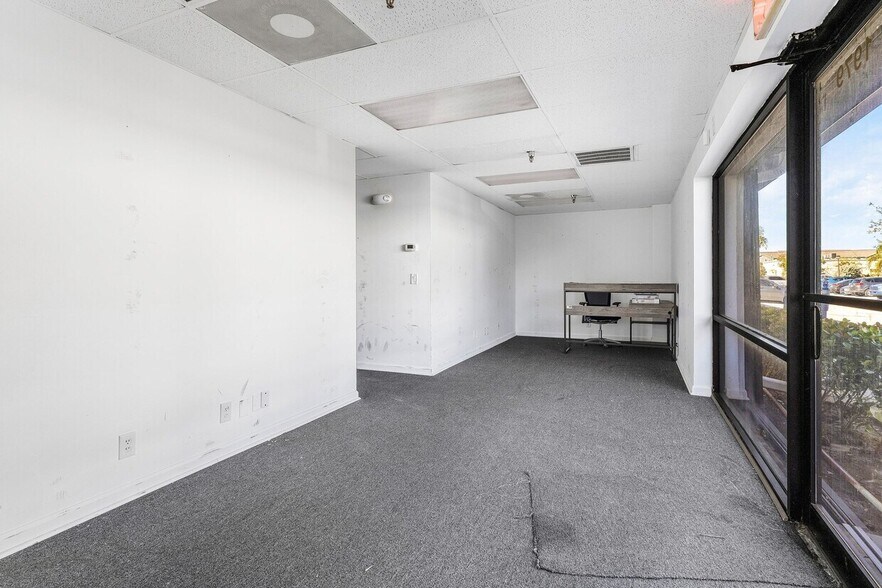 More Photos Of 1979 10th Ave N, Lake Worth Beach Light Distribution For Sale