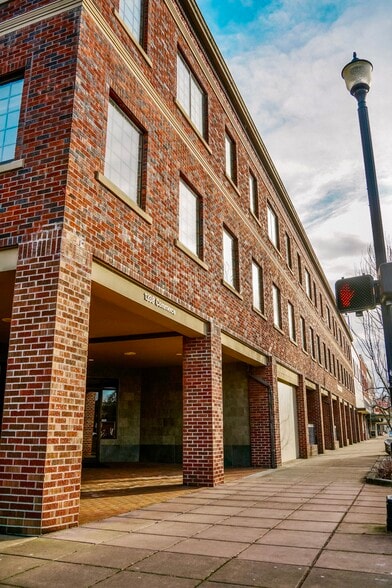 More Photos Of 1338 Commerce Ave, Longview Office For Sale