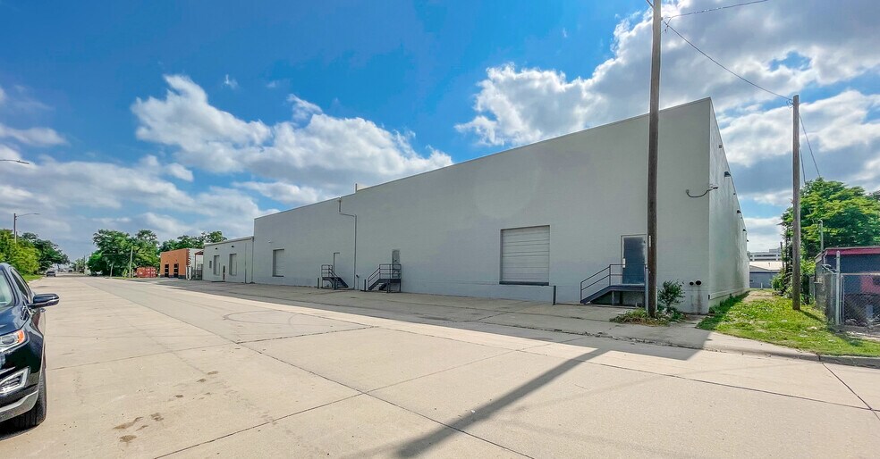 More Photos Of 926-930 N Mosley Ave, Wichita Warehouse For Lease