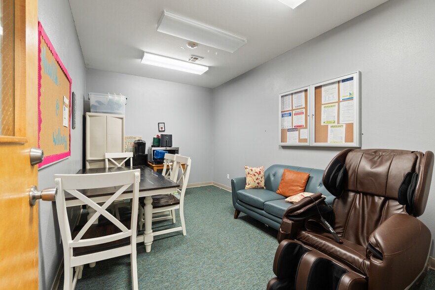 More Photos Of 185 Rebecca St, Gentry Office For Lease