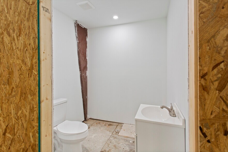 More Photos Of 207 N Kenneth St, Walhalla Warehouse For Lease