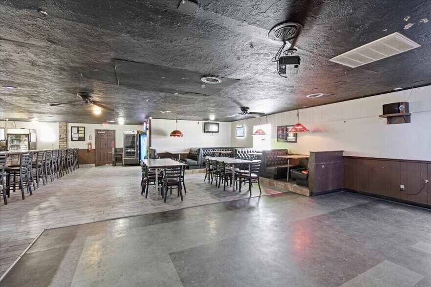 More Photos Of 1131 Cradduck Rd, Ada Bar For Sale