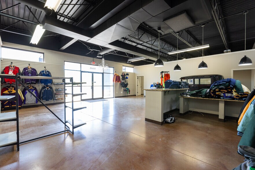 More Photos Of 8445 N Main St, Kansas City Freestanding For Lease