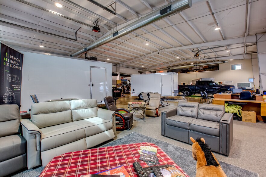 More Photos Of 4081 Camelot Cir, Longmont Showroom For Sale