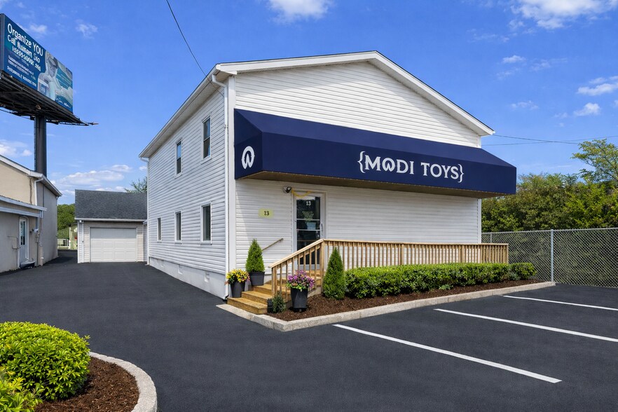 More Photos Of 13 Coral St, Edison Flex For Lease