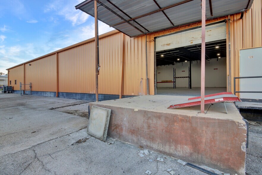 More Photos Of 901 Central Florida Pky, Orlando Warehouse For Lease