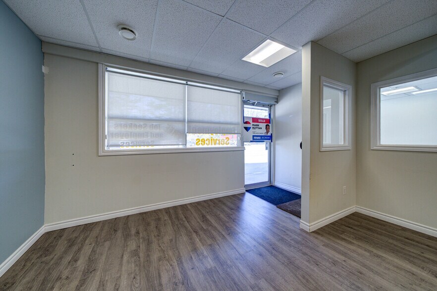 More Photos Of 1367 Mosley St, Wasaga Beach Office For Sale