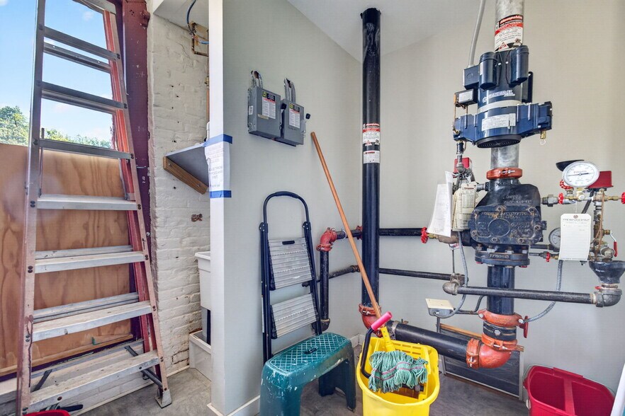 More Photos Of 420 Park St, Housatonic Flex For Sale
