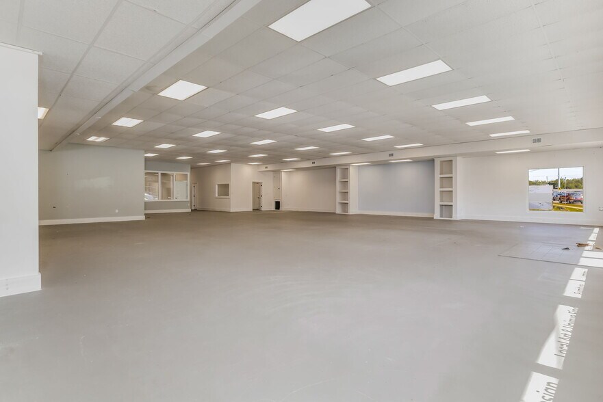 More Photos Of 3624 W Fairfield Dr, Pensacola General Retail For Lease