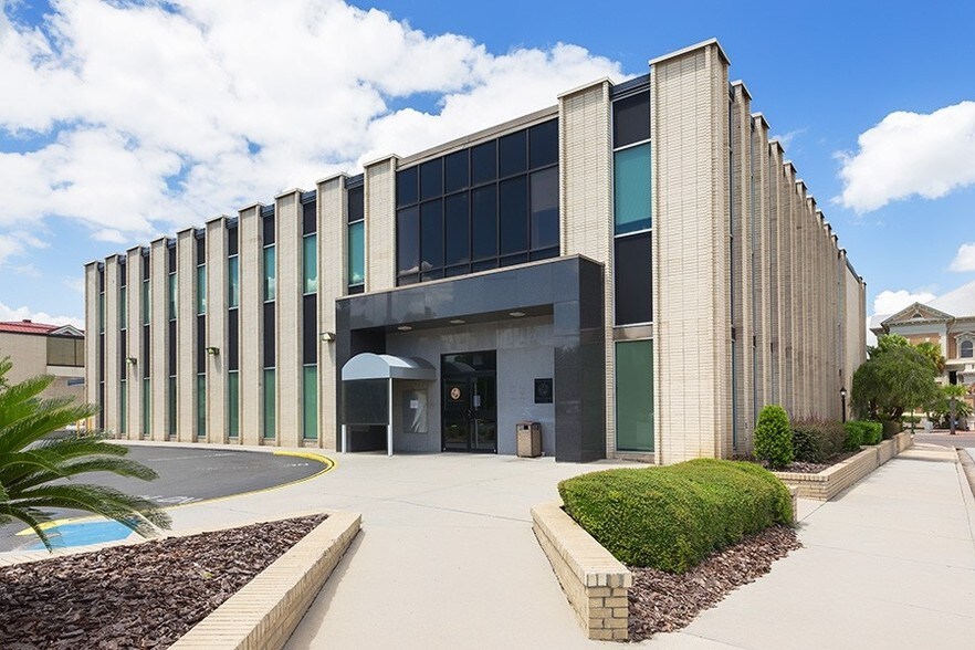 More Photos Of 201 S Ohio Ave, Live Oak Bank For Lease