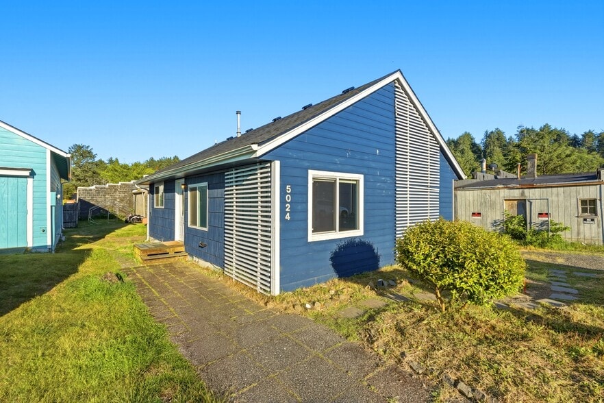 More Photos Of 5024 NW Jetty Ave, Lincoln City Storefront Retail Residential For Sale