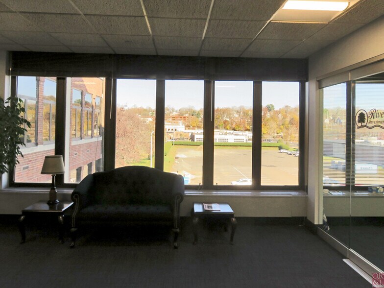 More Photos Of 10 Main St, Bristol Office For Lease
