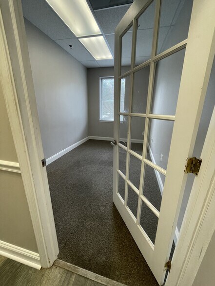 More Photos Of 1302 Cronson Blvd, Crofton Office For Sale