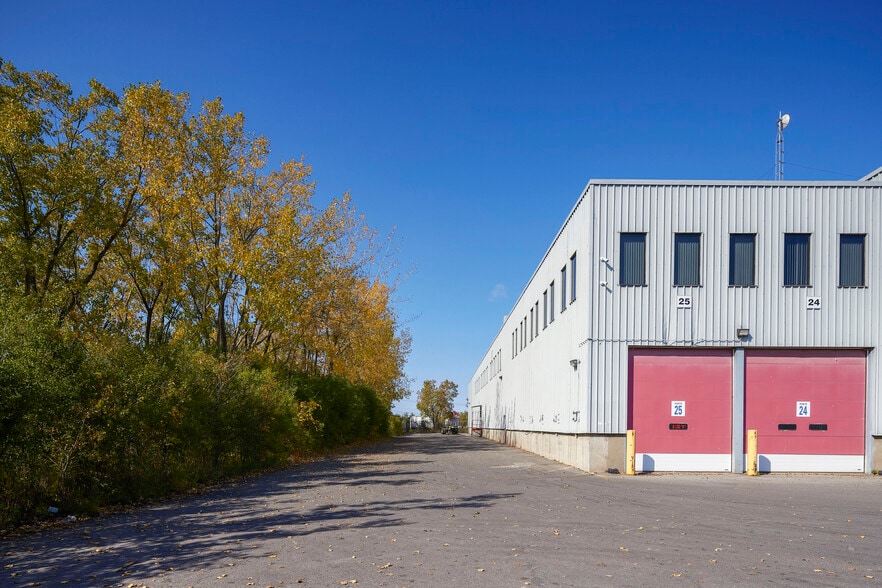 More Photos Of 2177 Av 23e, Lachine Distribution For Lease